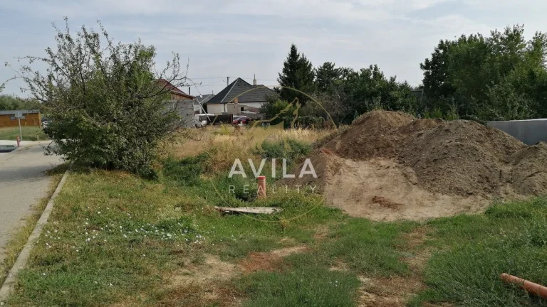 NA PREDAJ: stavebný pozemok 648m2 - Zavar