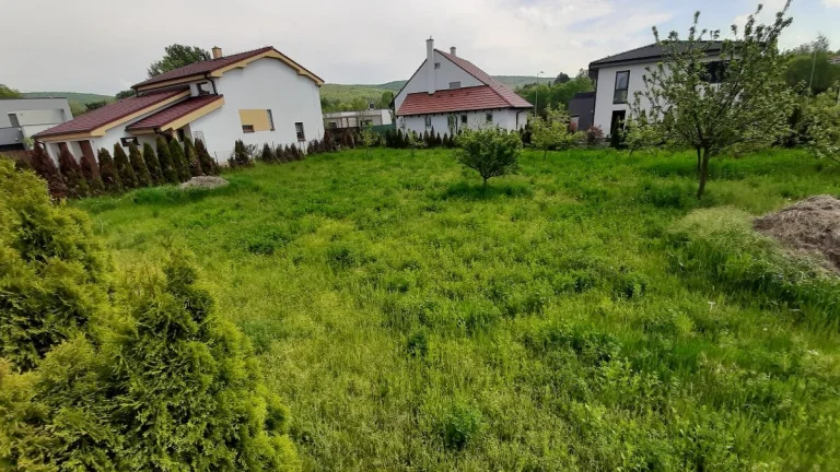 Pekný slnečný stavebný pozemok