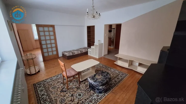 Na prenájom priestranný dvojizbový byt 64 m2 v úplnom centre