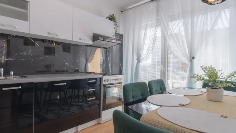 Na predaj 1-izbový byt s balkónom a vlastným parkovacím mies