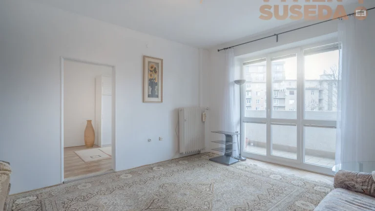 VYMEŇ SUSEDA - NA PREDAJ PRIESTRANNÝ 2-IZBOVÝ BYT NA HRANIC
