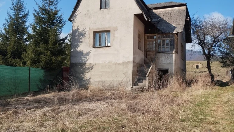 Starší rodinný dom vo Vrícku na rovinatom pozemku