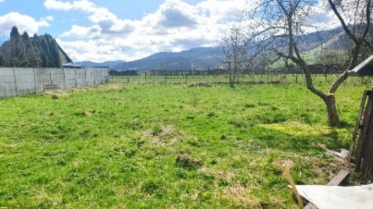 SLNEČNÝ POZEMOK NA POLOSAMOTE POLOMKA HOREHRONIE