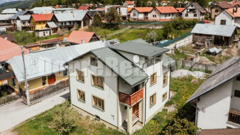 PREDAJ: Zariadený dom so 4 apartmánmi na okraji Muránskej pl