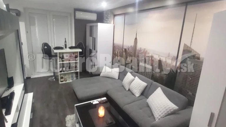 Predaj šikovný tehlový 1-izbový byt 28m2 + parkovacie miesto