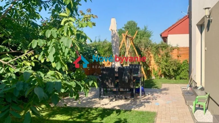REZERVOVANÉ - Byt s výhodami rodinného domu - vlastná záhrad