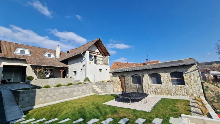 Krásny, moderný, svetlý a zaujímavo riešený dom na predaj