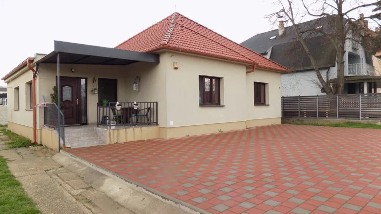Dom s 2 apartmánmi a pozemkami na stavbu domu v Štúrove .