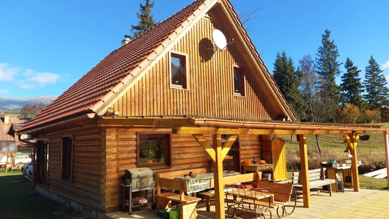 Rozprávková drevenica na unikátnom mieste polosamoty pod K