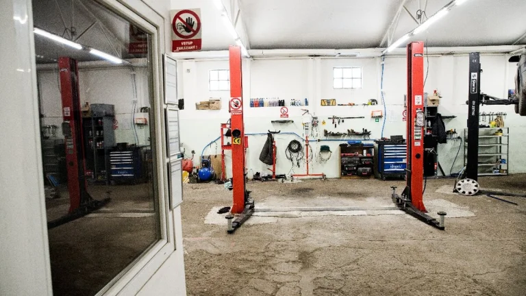 AUTOSERVIS / OBCHODNÝ PRIESTOR NA PRENÁJOM – KOMÁRNO (HARČÁŠ