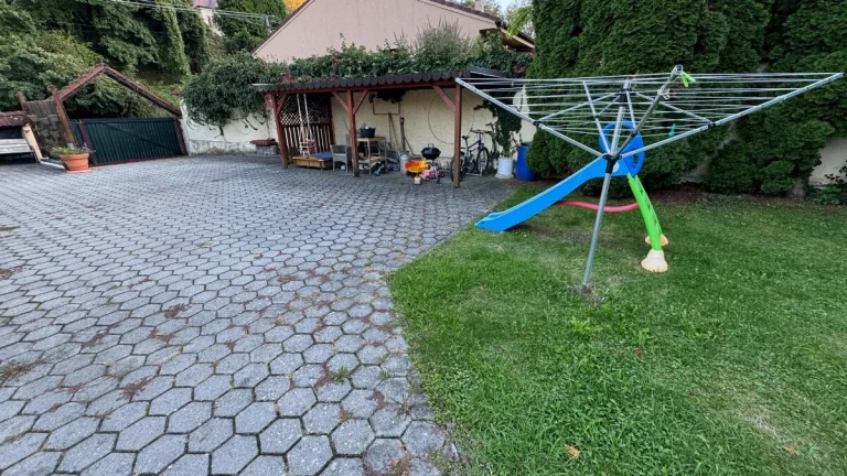 Priestranný 4-izbový byt s veľkou terasou- 2 km od mesta