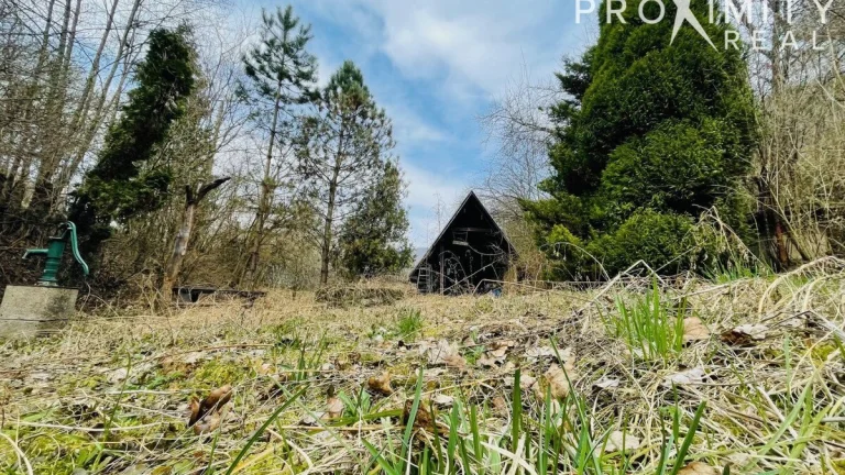 NA PREDAJ: Rozľahlá záhrada s drevenou chatou v nádhernom pr