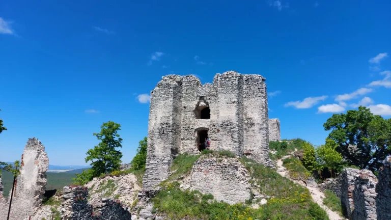 Predám dom v Kostoľanoch pod Tríbečom s výhľadom na hrad