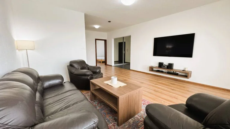 Prenájom Krásny 3-izbový byt, Komenského, 4 poschodie, 650€