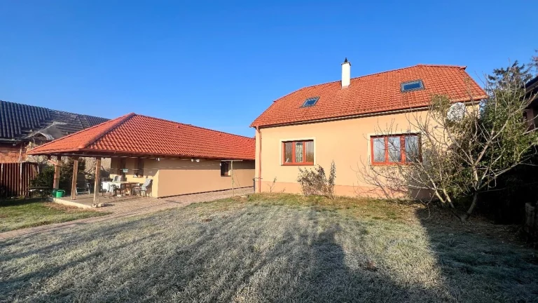 Dvojpodlažný rodinný dom s pivnicou v blízkosti centra mesta