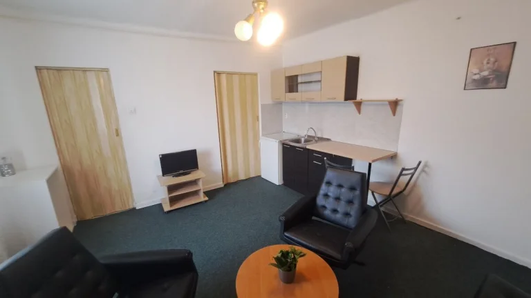 Na prenájom veľká garzónka v centre Komárna