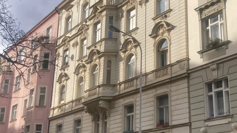 Predáme v atraktívnej lokalite Prahy historický obytný dom