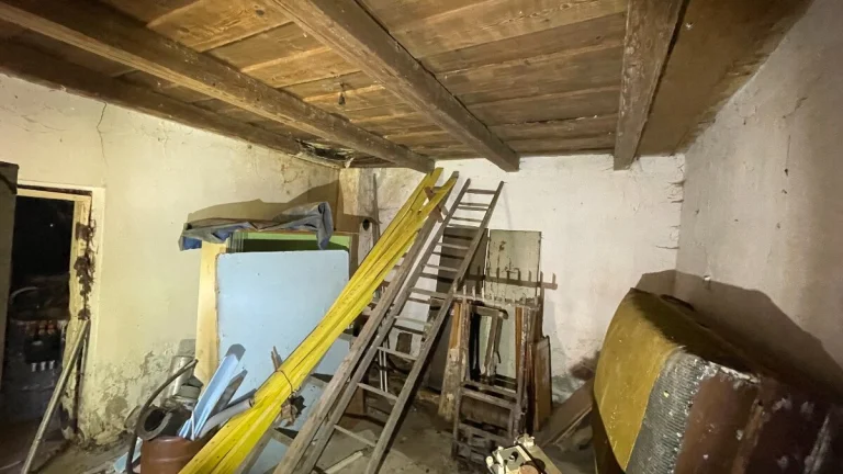 Malá chalúpka v čarovnom prostredí