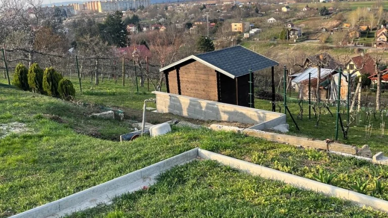 Slnečná záhrada s malým domčekom Levice časť Studená Dolina
