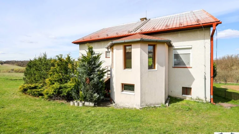Viacgeneračný rodinný dom v malebnej obci Horný Badín