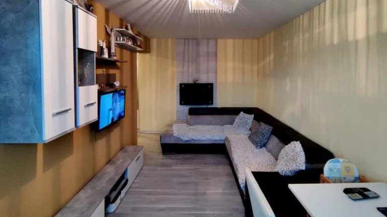NA PREDAJ 3-izbový byt v centre mesta HLOHOVEC , Za poštou