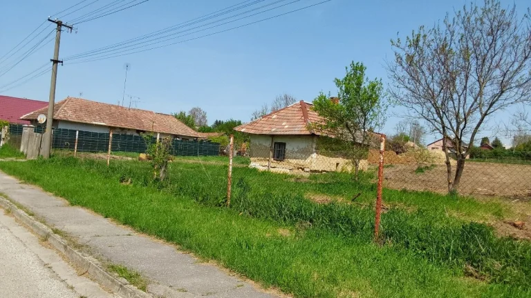 Predám veĺký stavebný pozemok v centre obce Svätoplukovo