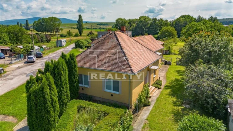 Na predaj rodinný dom s veľkým pozemkom v Tesárskych...