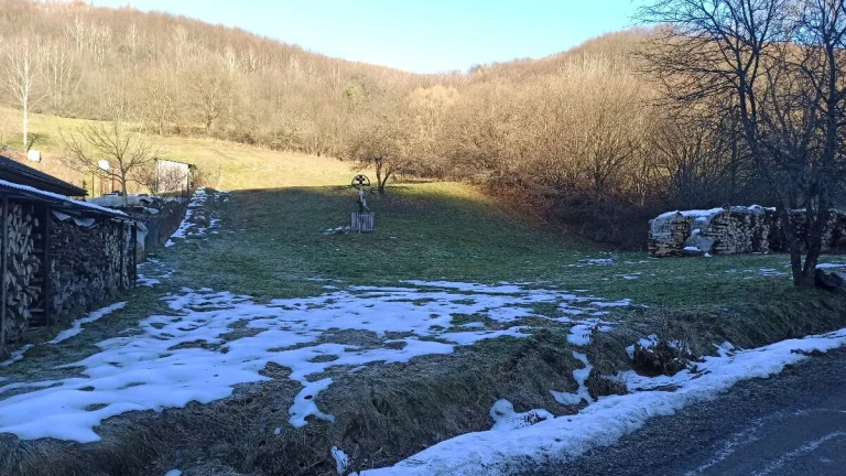 Pozemok na polosamote pod lesom