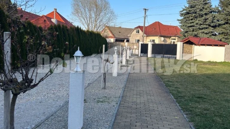 Unikátny 4 izbový rodinný dom pri jazere, kompletne zariaden