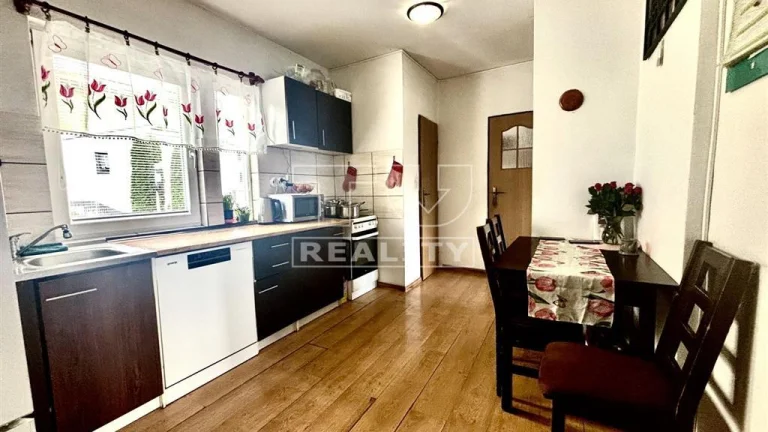 Útulný 3 izbový byt s balkónom v Kremnici, s krásnym...
