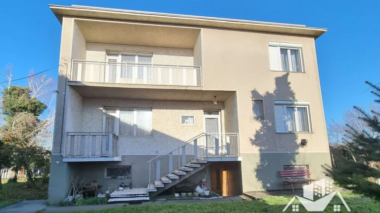 Na predaj priestranný rodinný dom s garážou v obci Hul