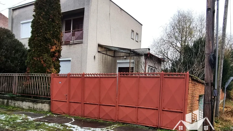 Na predaj dvojpodlažný rodinný dom s garážou v obci Dvory na