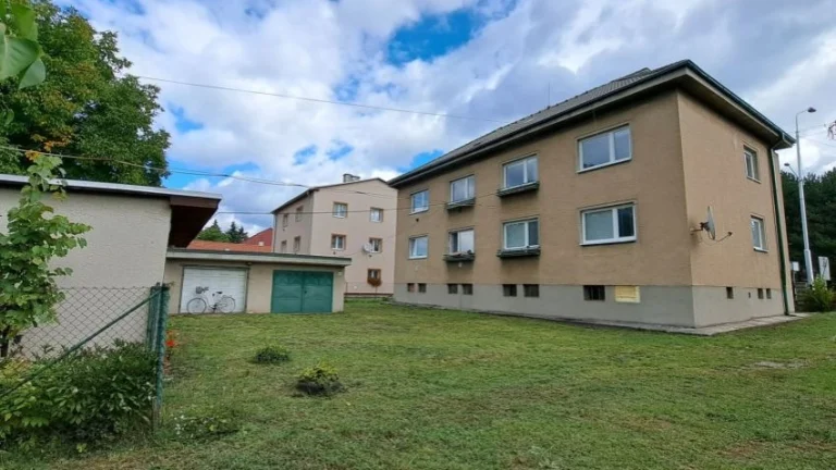 Trojizbový byt so záhradou a 2 garážami