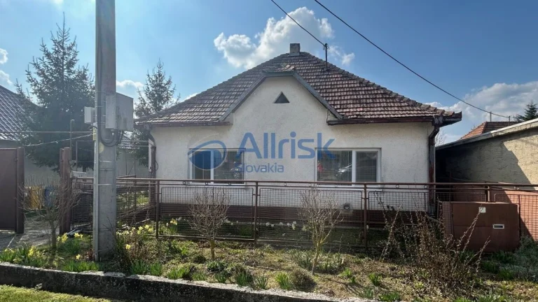 Starší zachovalý rodinný dom v tichej ulici v obci Hájske