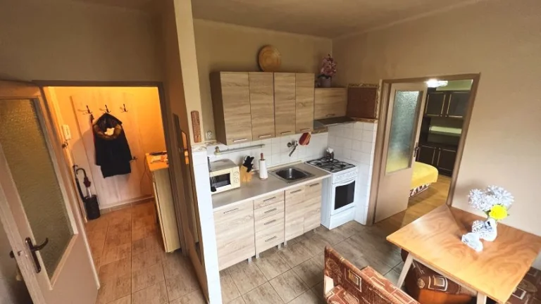 Na predaj pekný veľký 1 izbový byt s balkónom, Komárno