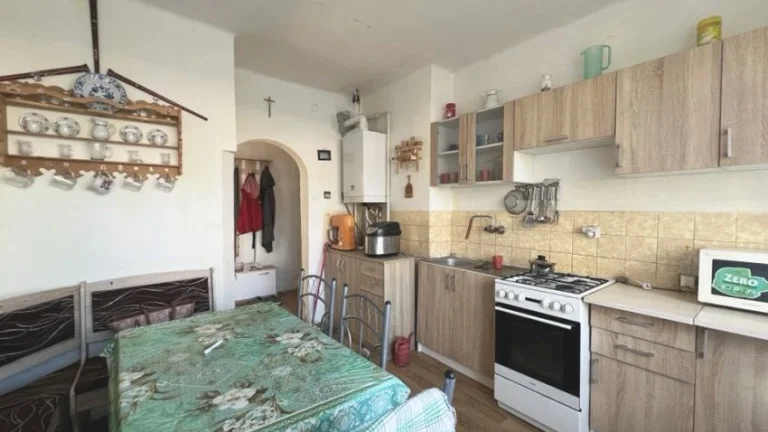 Na predaj 3 izbový tehlový byt s vlastným kúrením, Dulovce