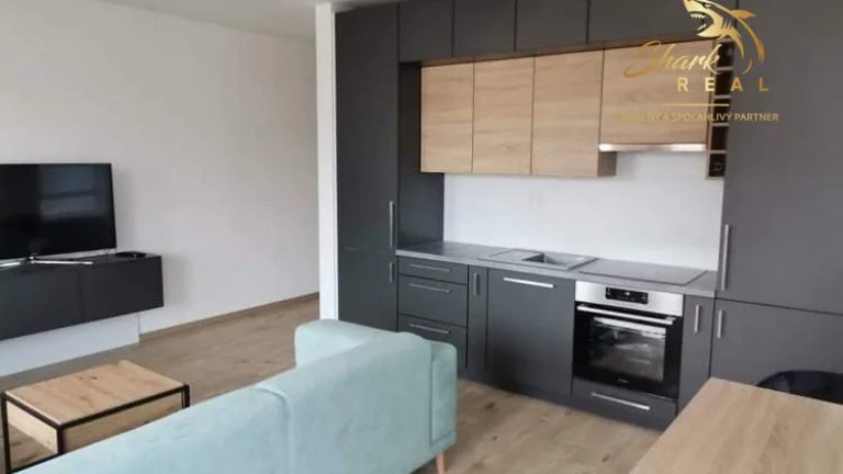Kompletne zariadený 2 izbový byt s balkónom