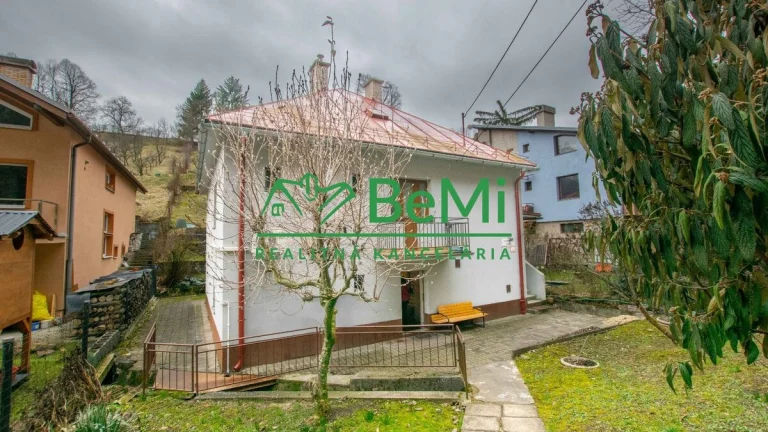 Rodinný dom s veľkým pozemkom v blízkosti centra-Banská Byst