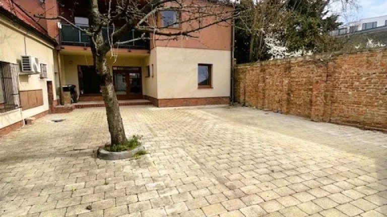 Priestor s vlastným parkoviskom v centre MA na prenájom