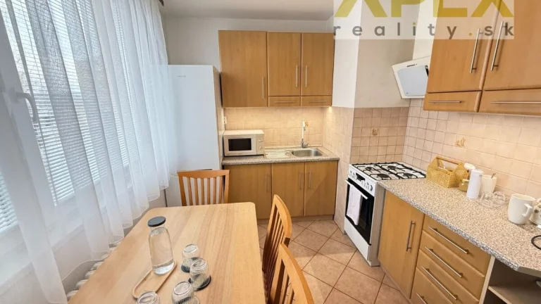 APEX reality 4i. s balkónom po rekonštrukcii, Vinohradská ul