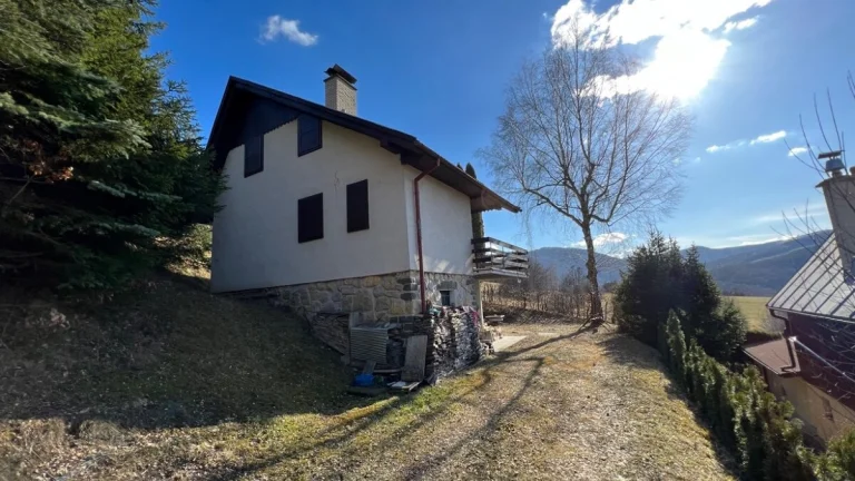 Ponúkame Vám na predaj chatu v obci Drietoma.