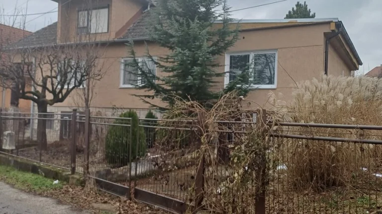 Rodinný dom s veľkým pozemkom v tichej uličke