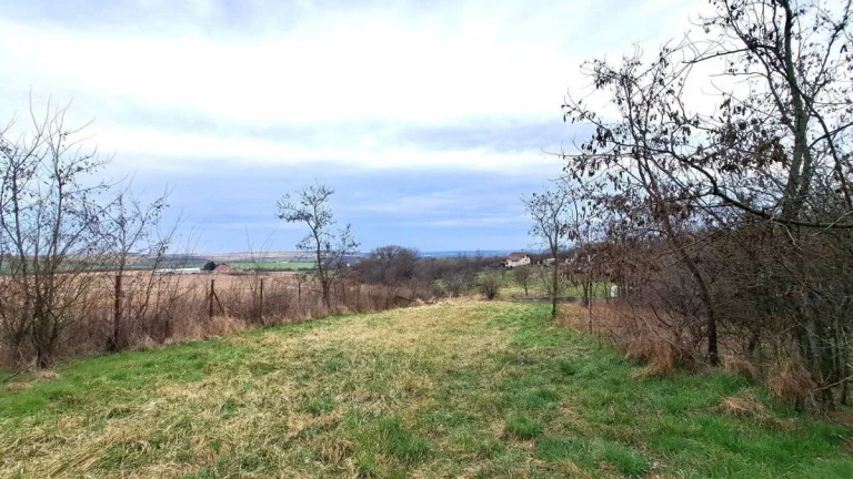 Predaj pozemku 985 m2 Nitrianske Hrnčiarovce