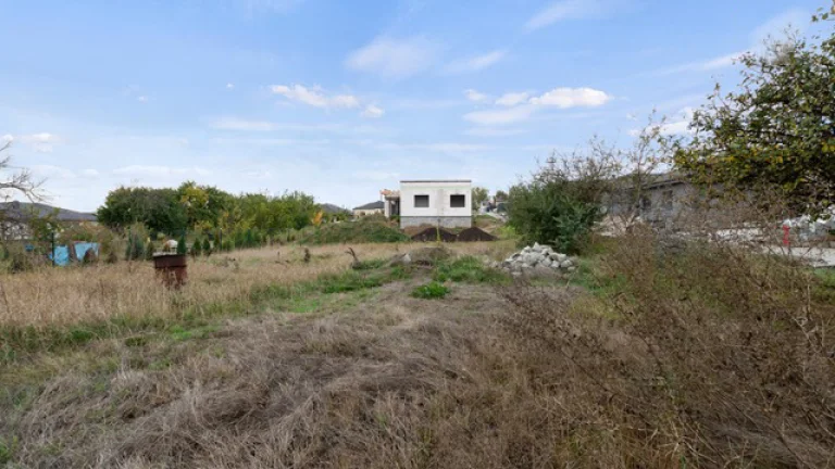 NA PREDAJ Pozemok 648m2 pre výstavbu RD v obci Zavar