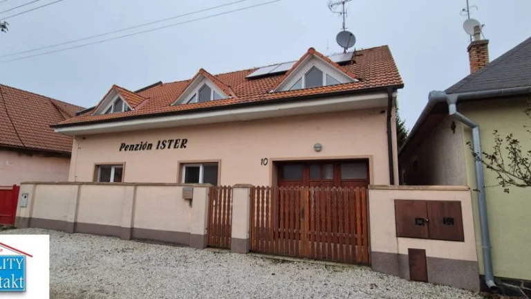 NA PREDAJ zariadený 8 izbový PENZIÓN pre 24 osôb ŠTÚROVO - N