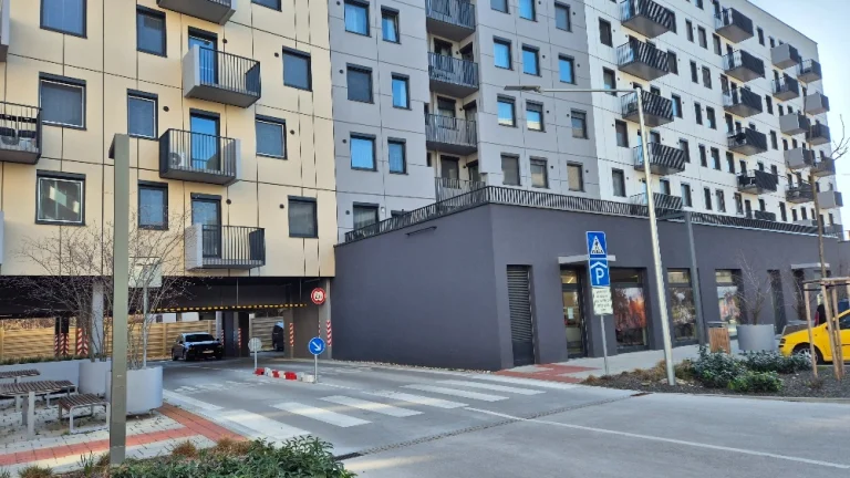 Prenajmem XL vnútorné parkovacie státie - Nivy, Hraničná 36