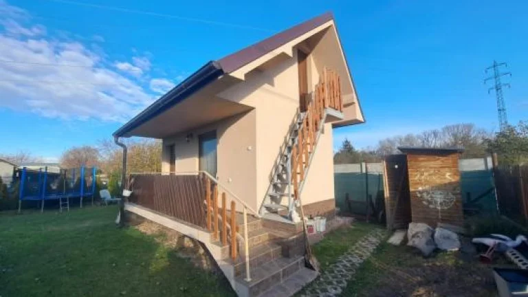 Na predaj záhrada s murovanou chatkou v Komárne - časť Nová
