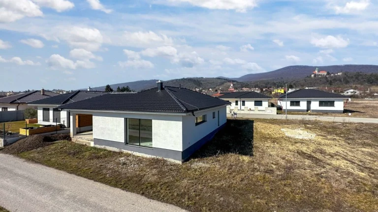 Novostavba- Bungalov s pekným výhľadom na Smolenický zámok