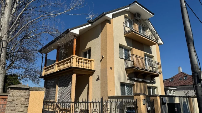 Apartmánový trojpodlažný dom s 3 bytovými jednotkami-predaj