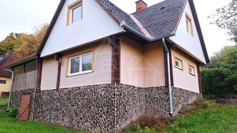 Zrekonštruovaná priestranná chata v chatovej oblasti Kováč